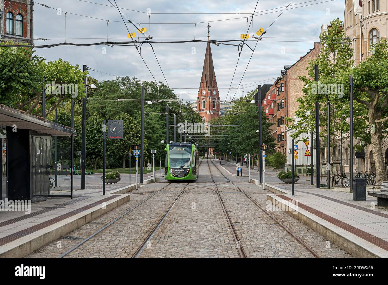 Tramway à Lund avec Allhelgonakyrkan en arrière-plan, Lund, Suède, 18 juillet 2023 Banque D'Images