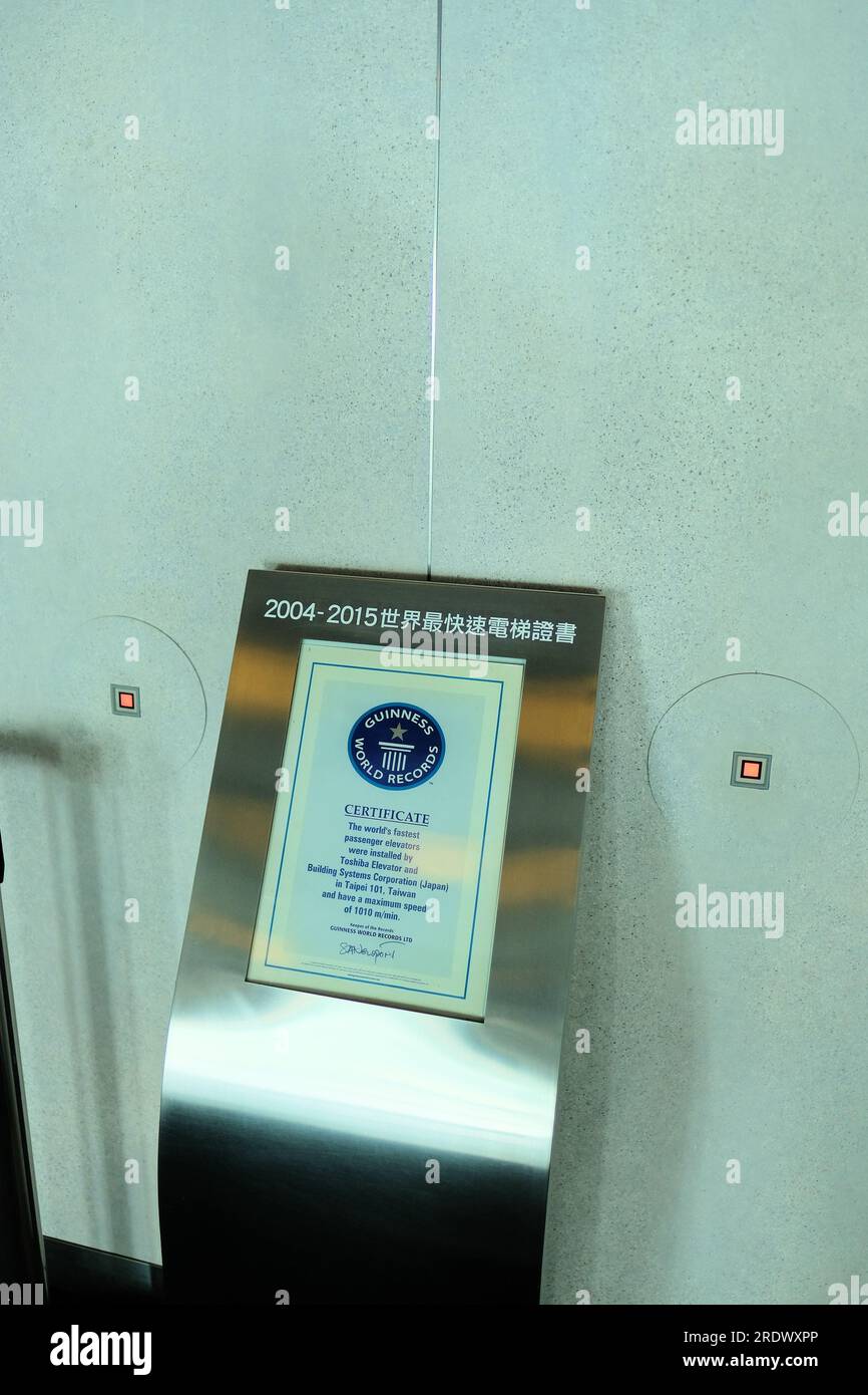 Certificat Guinness World Record désignant l'ascenseur Toshiba du gratte-ciel Taipei 101 comme l'ascenseur le plus rapide au monde ; Taipei, Taiwan. Banque D'Images