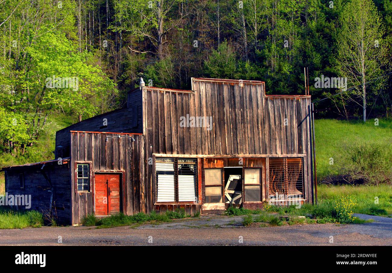 Early Light illumine l'avant d'un ancien magasin du Tennessee. La structure en bois est cassée dans la porte et la peinture s'écaille. Banque D'Images