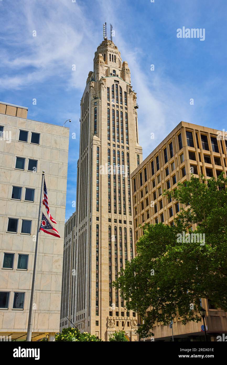Drapeaux américains et de l'Ohio avec Tour Leveque en arrière-plan Banque D'Images