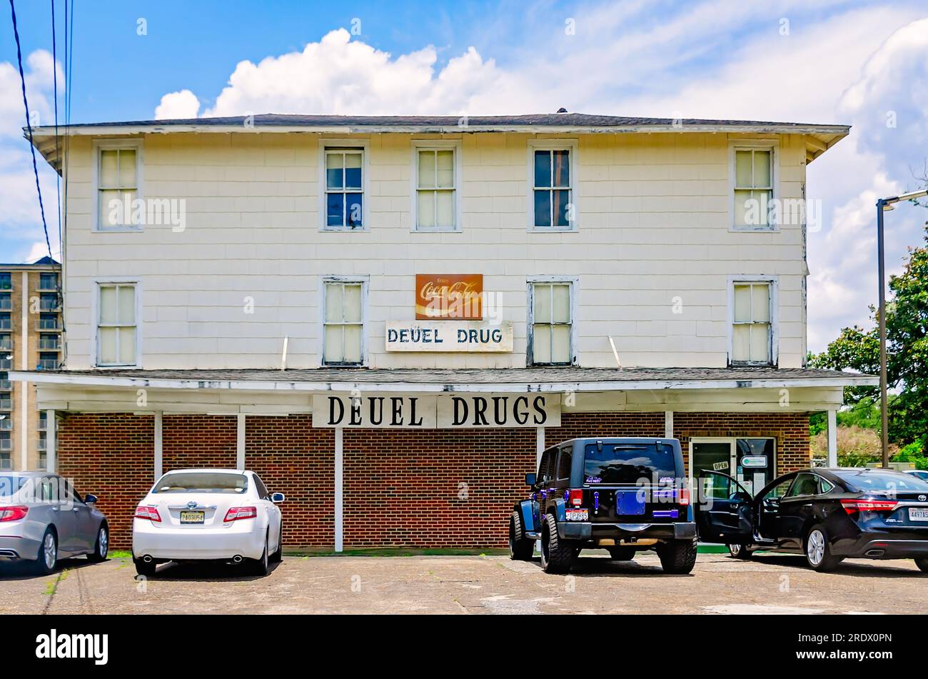 Un panneau Coca-Cola vintage est accroché au-dessus de la porte de Deuel Drugs, le 27 juin 2023, à Mobile, en Alabama. La pharmacie indépendante a été fondée en 1981. Banque D'Images