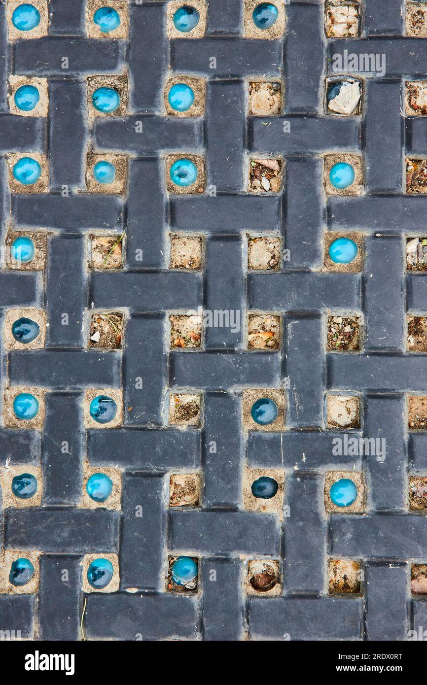 Motif entrecroisant avec des pierres de marbre bleu variables et manquantes entre les briques Banque D'Images