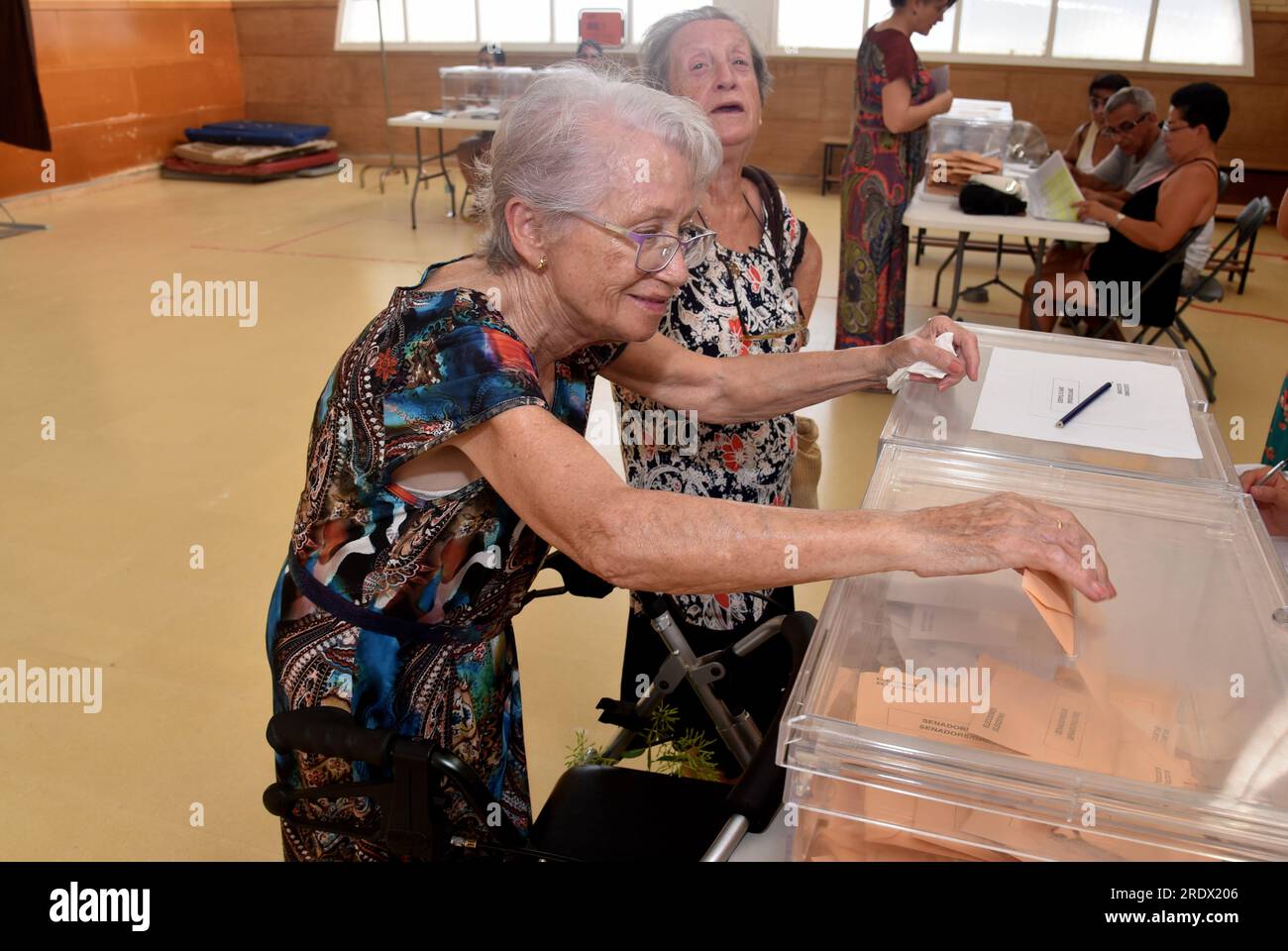 Vendrell, Espagne. 23 juillet 2023. Une femme âgée à mobilité réduite vote lors des élections générales de Vendrell. Plus de 37,5 millions de personnes ont voté lors des élections générales de 2023 qui ont une dépense de plus de 220 millions d’euros. Crédit : SOPA Images Limited/Alamy Live News Banque D'Images