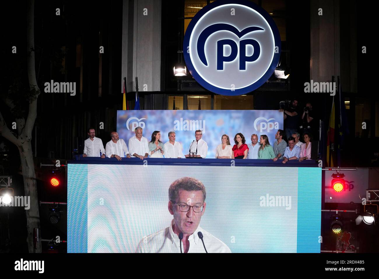 Alberto Feijoo, leader of the mainstream conservative Popular Party, addresses to supporters outside the party headquarters following Spain's general election, in Madrid, Monday, July 24, 2023. Spain's conservative Popular Party is set to narrowly win the country's national election but without the majority needed to topple the coalition government of Socialist Prime Minister Pedro Sánchez. (AP Photo/Manu Fernandez) Banque D'Images