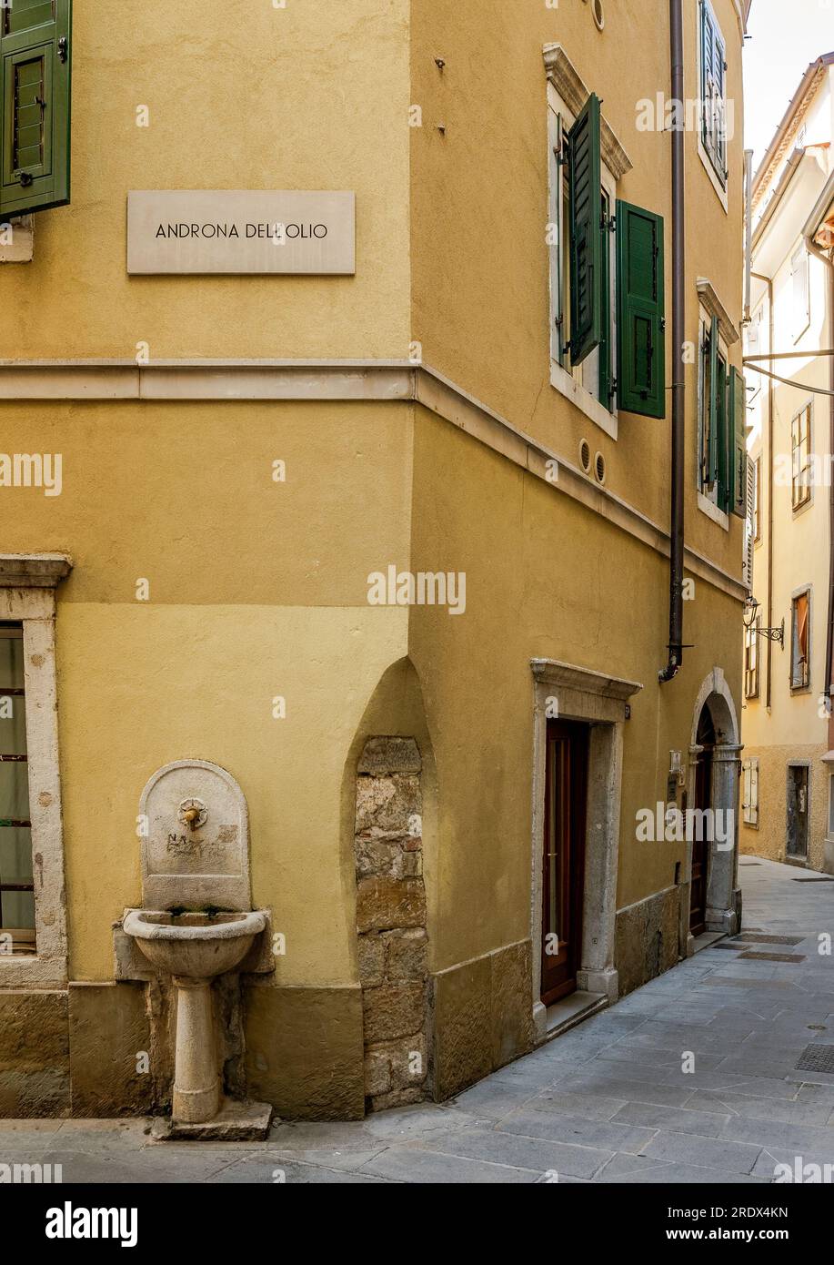 Rue appelée 'Androna dell'Olio' dans l'ancien quartier Cavana, avec une vieille fontaine à boire, centre-ville de Trieste, Italie Banque D'Images