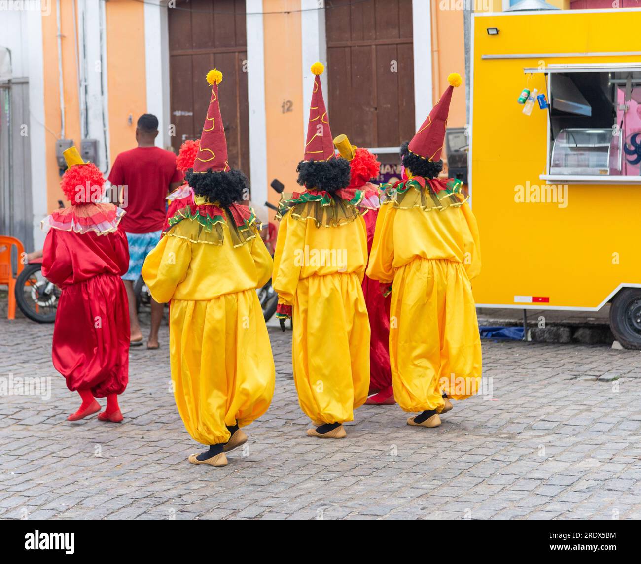 Maragogipe, Bahia, Brésil - 20 février 2023 : un groupe de personnes en costume est vu marcher pendant le carnaval dans la ville de Maragogipe, Bahia. Banque D'Images