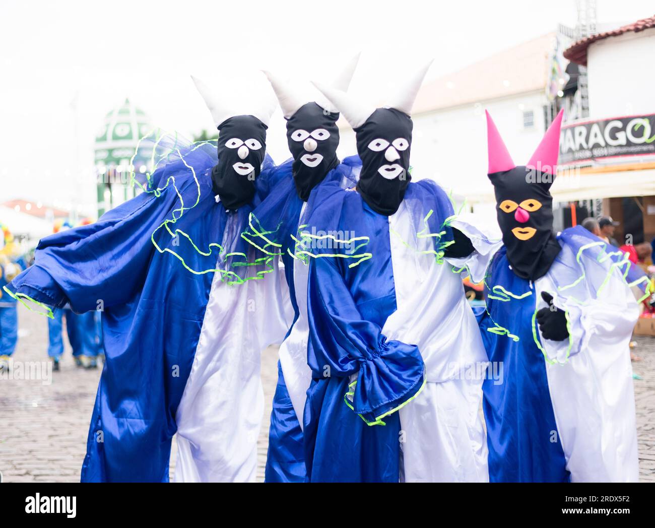 Maragogipe, Bahia, Brésil - 20 février 2023 : un groupe de personnes en costume est vu marcher pendant le carnaval dans la ville de Maragogipe, Bahia. Banque D'Images