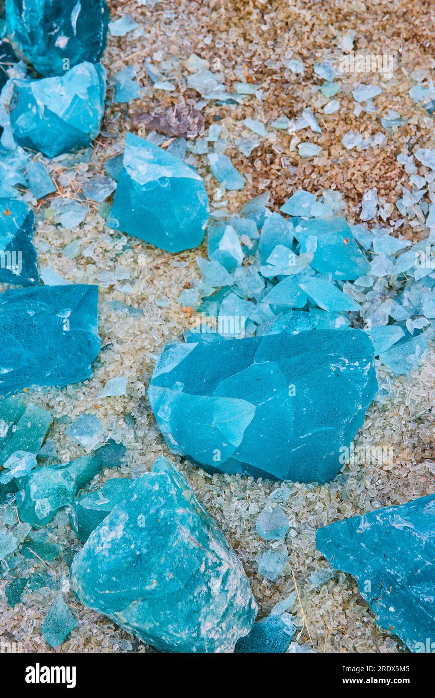 Gros éclats et rochers de fond de verre bleu turquoise actif Banque D'Images