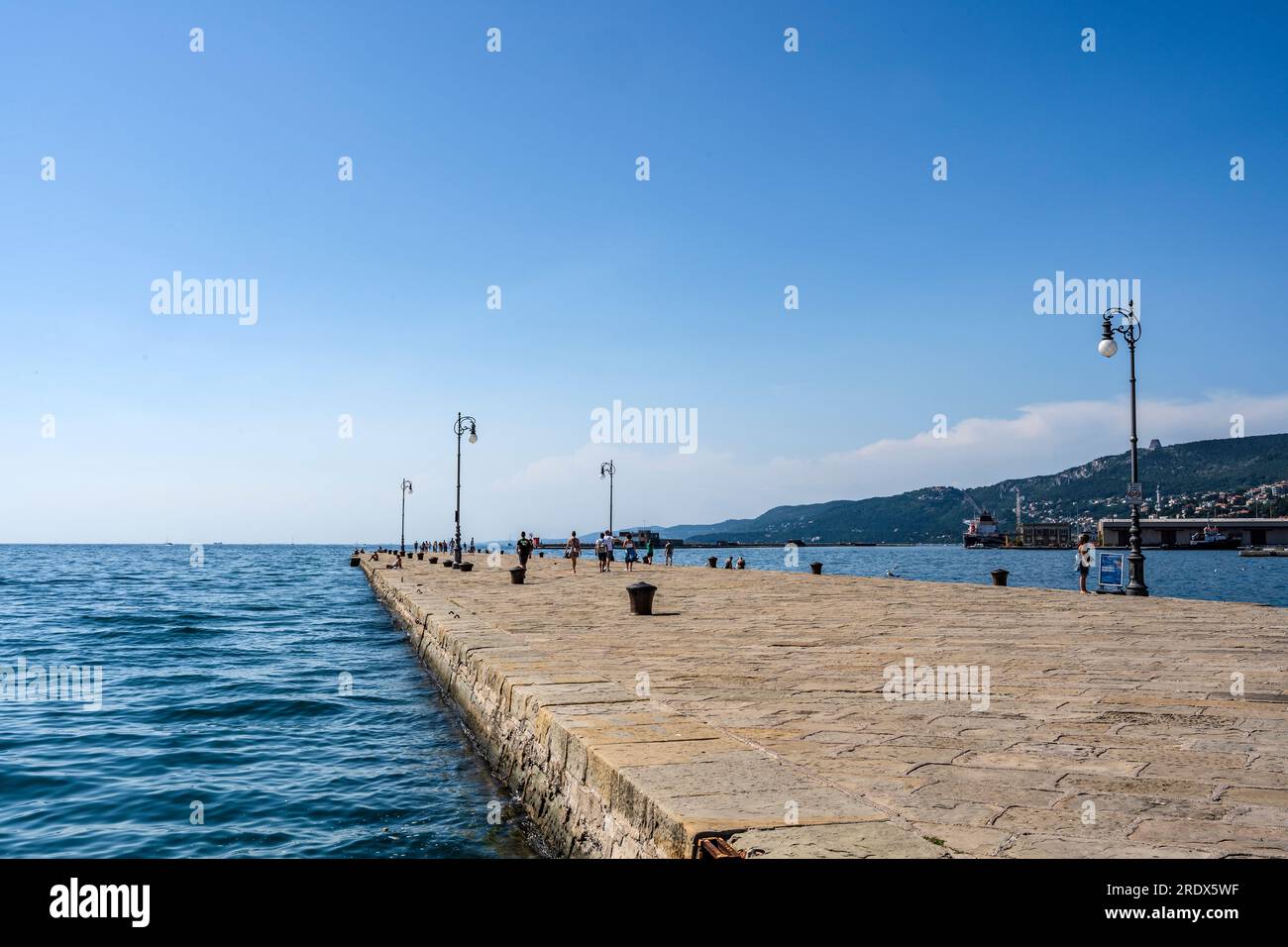 La jetée 'Molo audace' le long des rives de Trieste qui s'étend dans la mer, en face de la Piazza Unità d'Italia, Trieste, Italie Banque D'Images