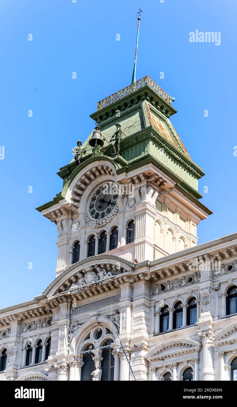 La façade de l'Hôtel de ville de Trieste, construit au 19e siècle dans un style éclectique, sur la piazza Unità d'Italia (place de l'unité d'Italie), centre-ville de Trieste, Italie Banque D'Images