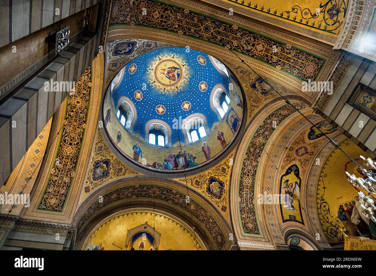 Intérieur de l'église orthodoxe serbe Saint Spyridon, érigée au 18e siècle, avec dôme et mosaïques de style néo-byzantin, Trieste, Italie Banque D'Images