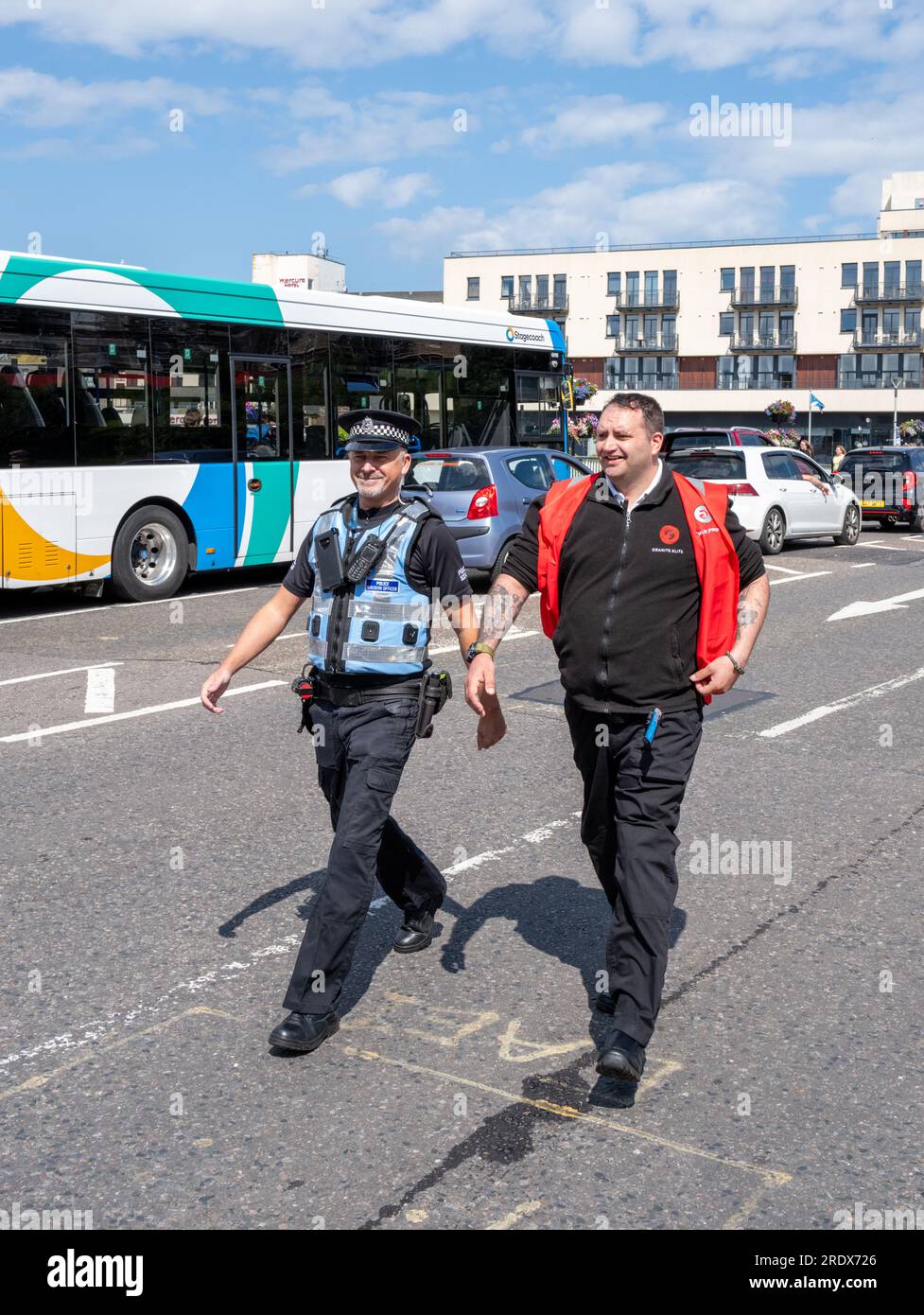 22 juillet 2023. Inverness, Highlands et îles, Écosse. C'est un officier de liaison de la police avec un garde de sécurité marchant à travers le pont Ness à Inve Banque D'Images