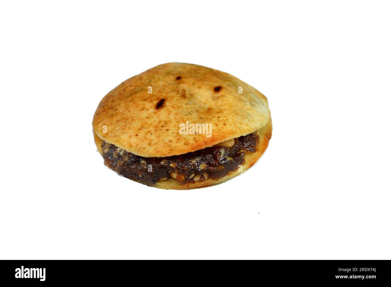 Le sandwich Capsule de mini pain plat croustillant, farci avec des dates AgWA ou Ajwa sans noyaux avec amande, noix de cajou, noix, graines de sésame et mélangé avec Banque D'Images