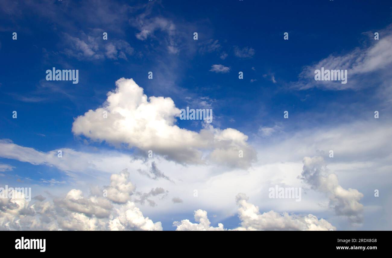 Ciel bleu blanc nuages fond nature Banque D'Images