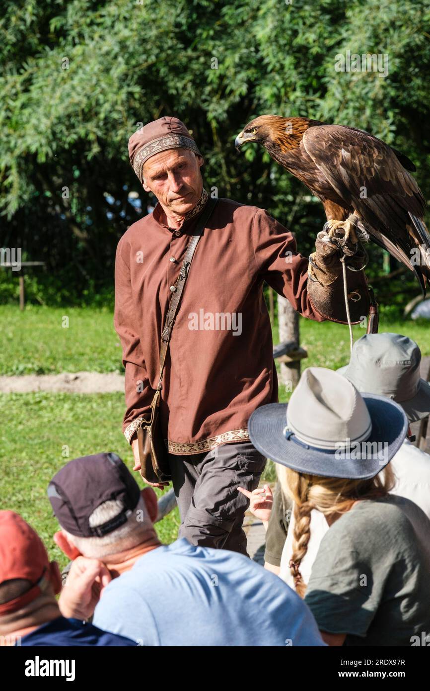 Kazakhstan, Almaty. Sunkar Falcon Center Show. Le formateur discute du comportement d'Eagle. Banque D'Images