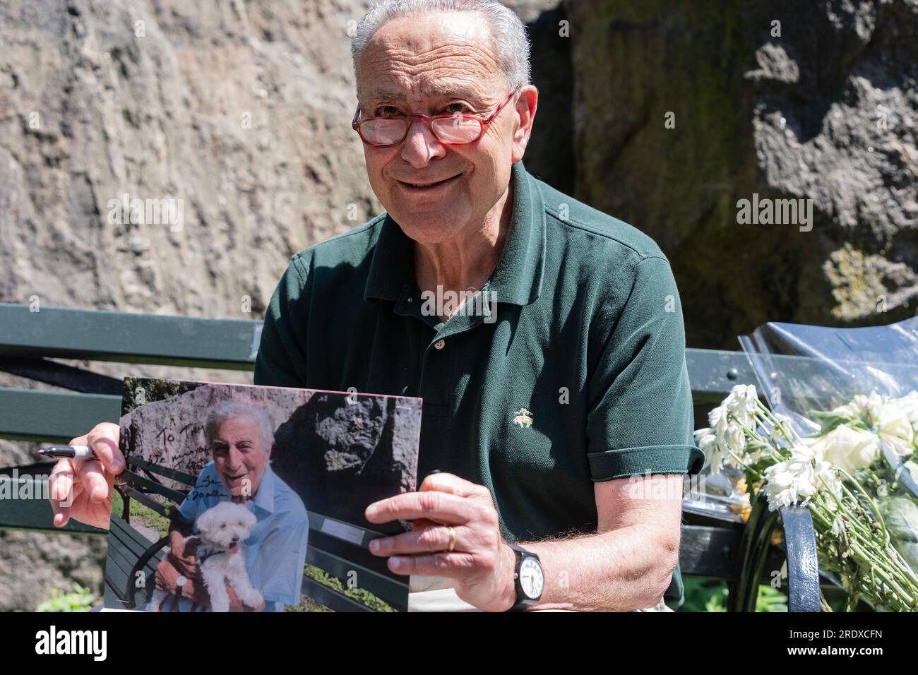 23 juillet 2023, New York, NY, USA : le sénateur AMÉRICAIN CHUCK SCHUMER, 72 ans, a présenté une résolution pour déclarer le 3 août ''Tony Bennett Day'' alors qu'il se tenait au banc de Tony Bennett à Central Park. Le sénateur et le leader de la majorité au Sénat ont cité la philanthropie de Tony Bennett, son service dans les forces armées pendant la Seconde Guerre mondiale, son héritage musical. Présentera une résolution au Sénat en même temps que la députée Pelosi fera la même résolution à la Chambre des représentants. Tony Bennett aurait 97 ans le 3 août 2023. Lors de son annonce, le sénateur tenait une photo de Tony Bennett Banque D'Images