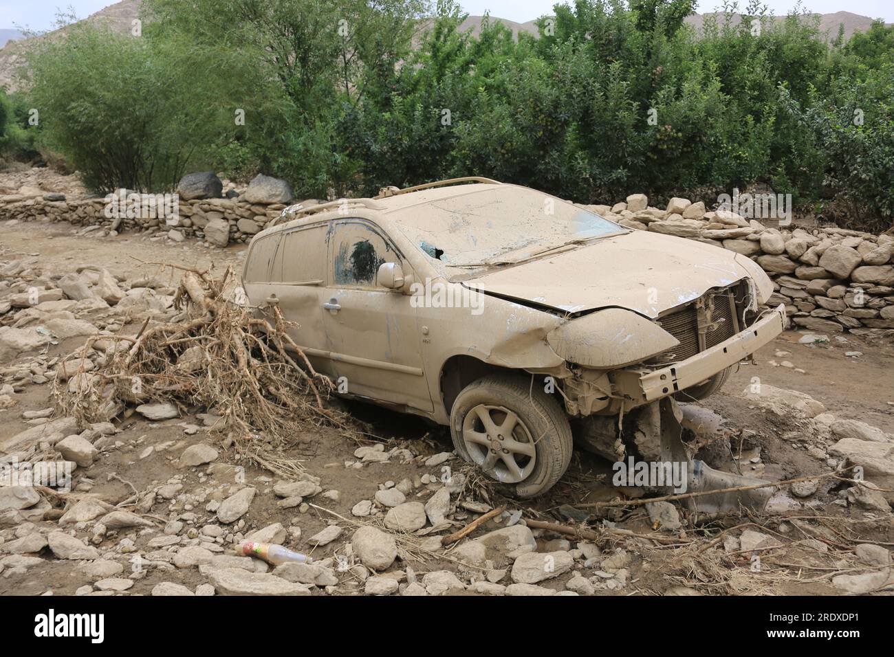Wardak. 23 juillet 2023. Cette photo prise le 23 juillet 2023 montre une voiture détruite par des inondations dans la province de Wardak, en Afghanistan. Le nombre de victimes liées aux inondations est passé à 26 morts, avec 44 blessés dans la province de Wardak, dans l'est de l'Afghanistan, a déclaré dimanche Shafiullah Rahimi, porte-parole de l'Autorité de gestion des catastrophes naturelles. Crédit : Saifurahman Safi/Xinhua/Alamy Live News Banque D'Images