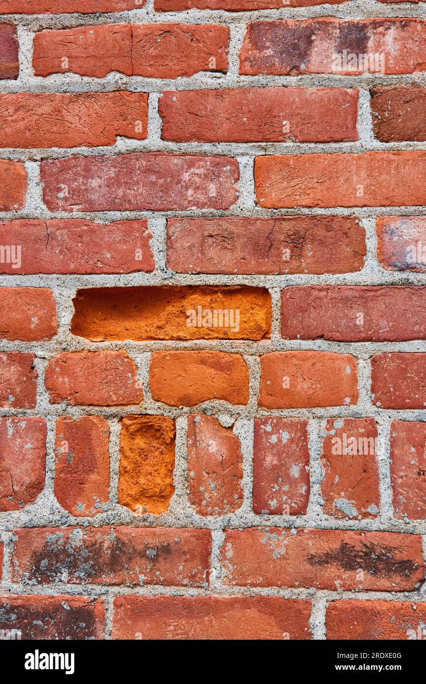 Briques rouges horizontales et verticales sur le mur avec l'actif de fond de mortier sale Banque D'Images