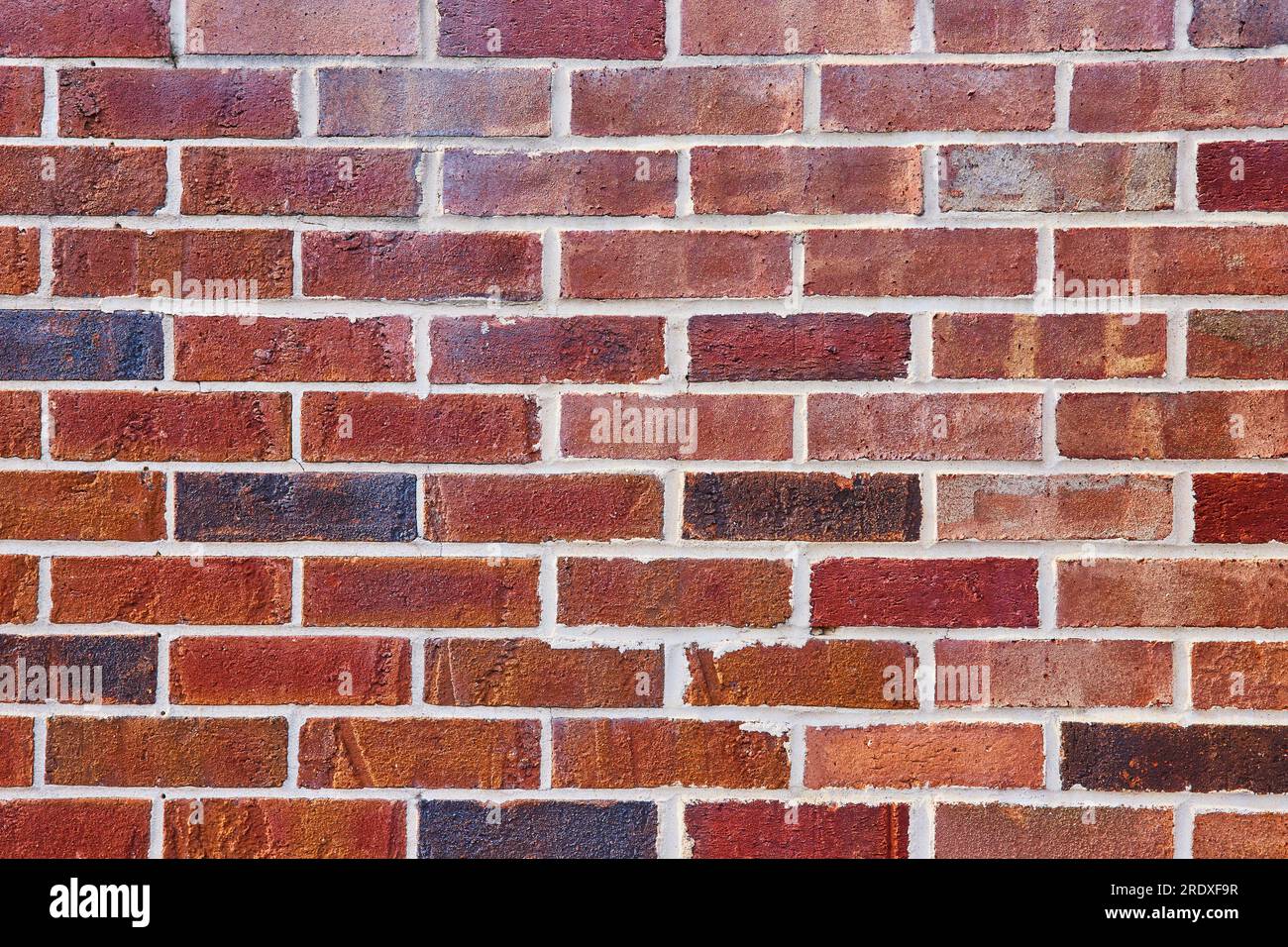 Fond Asset mur de briques rouges avec des teintes variables et mortier blanc Banque D'Images