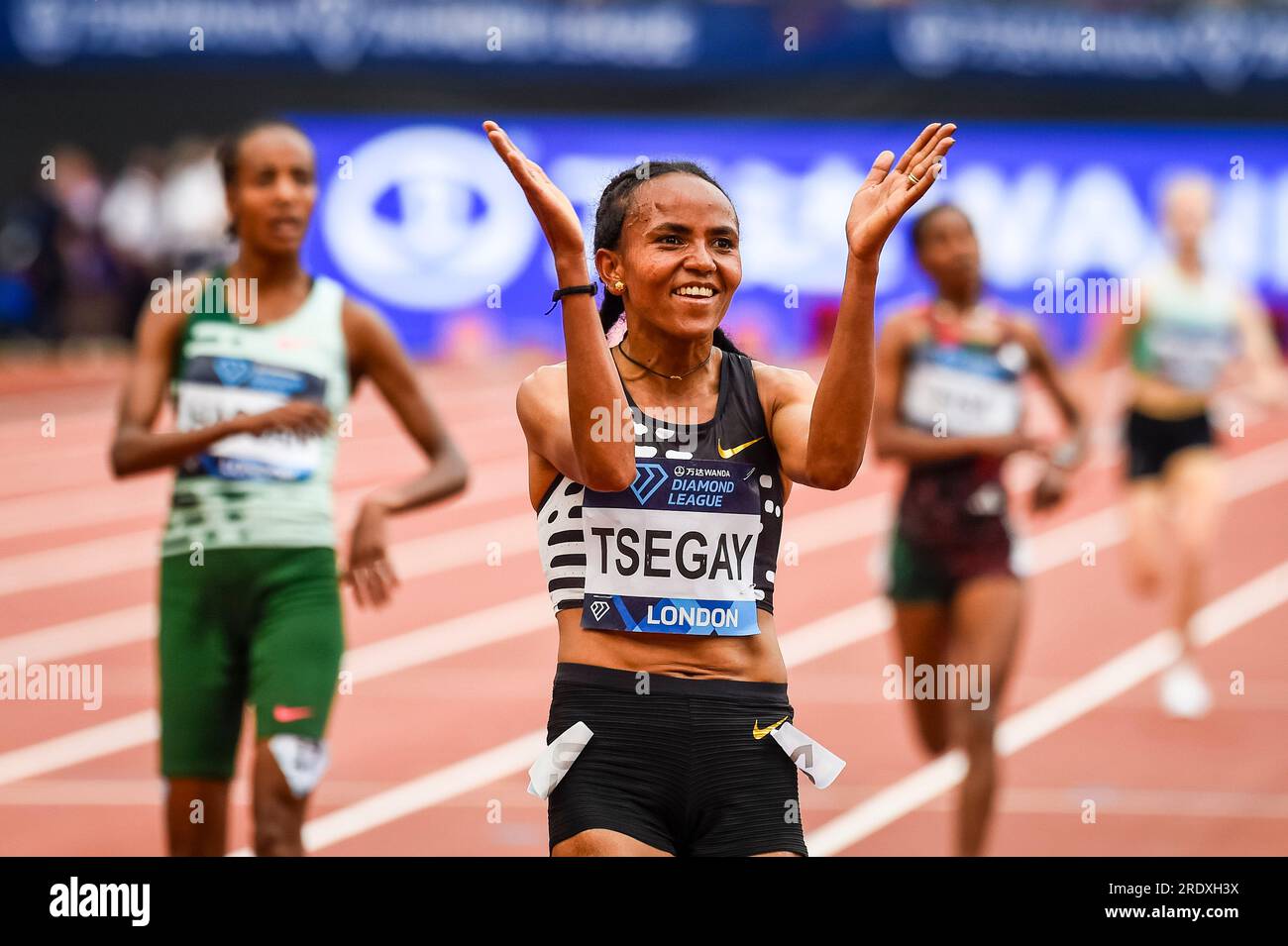 Londres, Grande-Bretagne. 23 juillet 2023. Gudaf Tsegay (à l'avant), de l'Éthiopie, célèbre avoir remporté la finale du 5000m féminin au Diamond Leagues Athletics Meeting à Londres, en Grande-Bretagne, le 23 juillet 2023. Crédit : Stephen Chung/Xinhua/Alamy Live News Banque D'Images