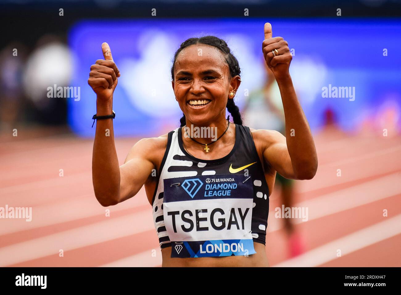 Londres, Grande-Bretagne. 23 juillet 2023. Gudaf Tsegay, d'Éthiopie, célèbre sa victoire sur la finale du 5000m féminin lors de la Diamond Leagues Athletics Meeting à Londres, en Grande-Bretagne, le 23 juillet 2023. Crédit : Stephen Chung/Xinhua/Alamy Live News Banque D'Images