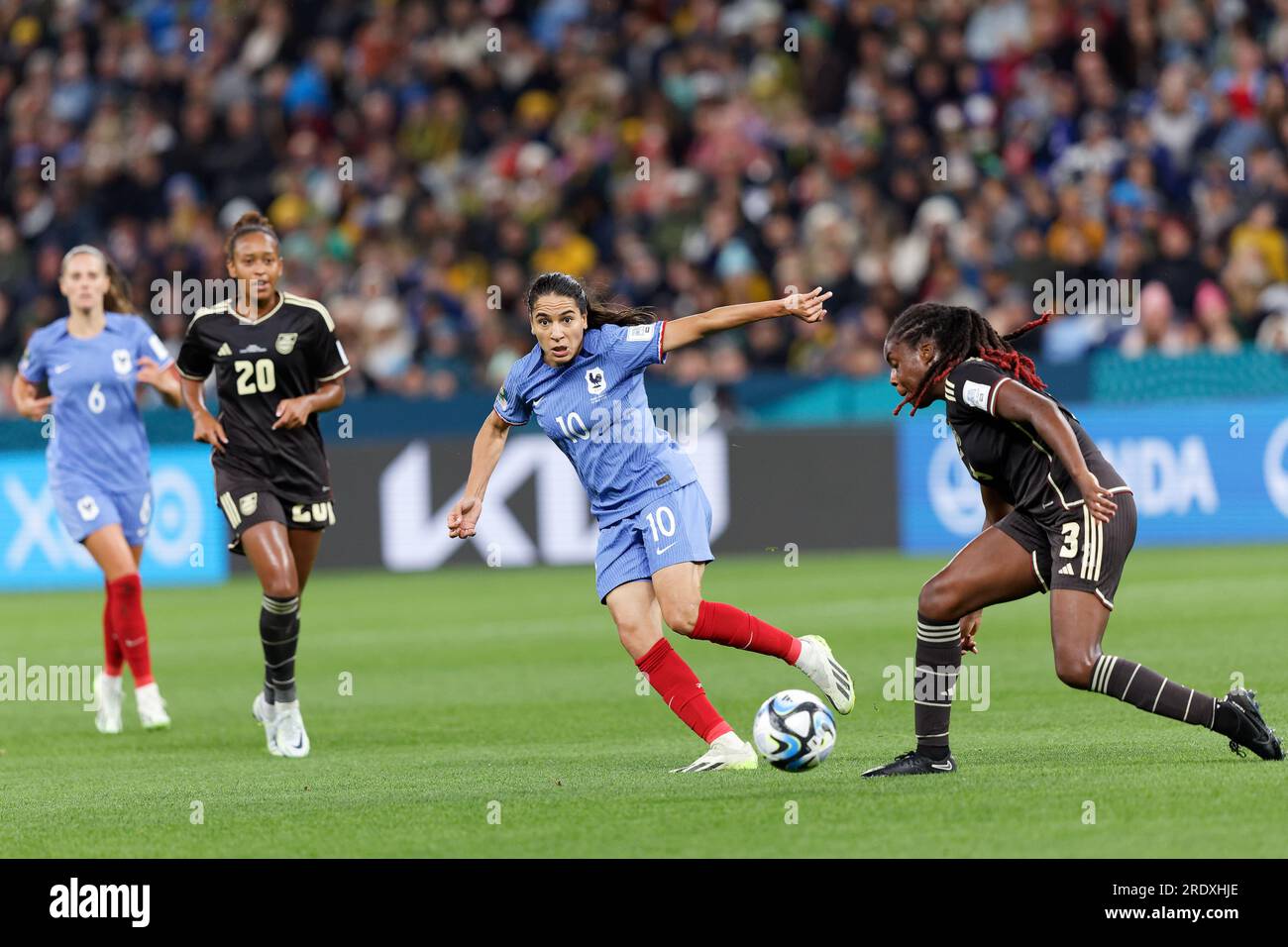 Sydney, Australie. 23 juillet 2023. La jamaïcaine Vyan Sampson concourt pour le ballon avec la française Amel Majri lors de la coupe du monde féminine de la FIFA 2023 entre la France et la Jamaïque au Sydney football Stadium le 23 juillet 2023 à Sydney, Australie Credit : IOIO IMAGES/Alamy Live News Banque D'Images