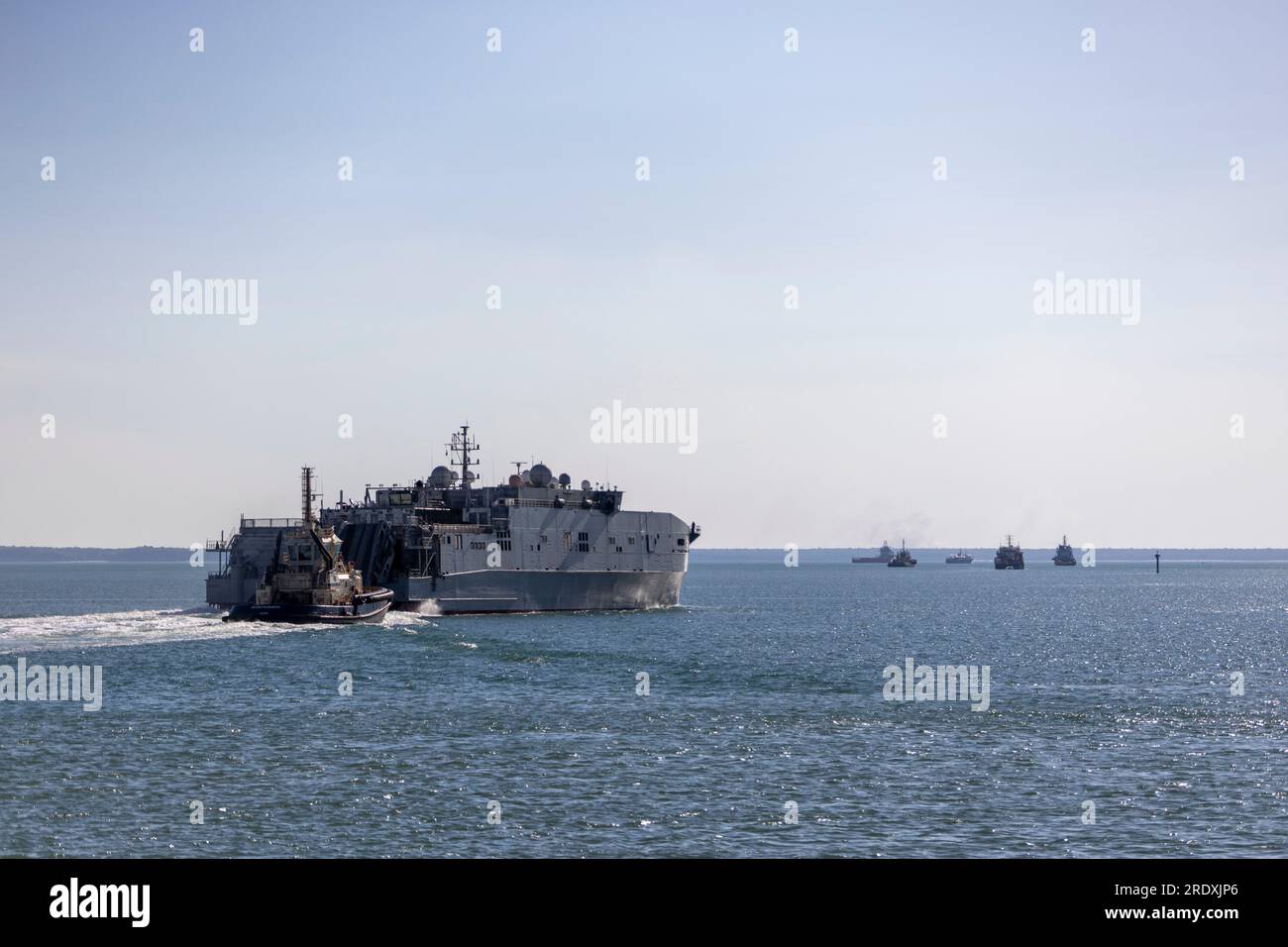 L'USNS Millinocket (T-EPF-3) part pour l'exercice Talisman Sabre 23, à Darwin, territoire du Nord, Australie, le 20 juillet, 2023. Talisman Sabre est le plus grand exercice militaire bilatéral entre l ' Australie et les États-Unis, avec une participation multinationale, qui fait progresser la liberté et l ' ouverture de l ' Indo-Pacifique en renforçant les relations et l ' interopérabilité entre les principaux alliés et en renforçant nos capacités collectives à répondre à un large éventail de préoccupations potentielles en matière de sécurité. (ÉTATS-UNIS Photo du corps des Marines par le caporal Daniel Childs) Banque D'Images