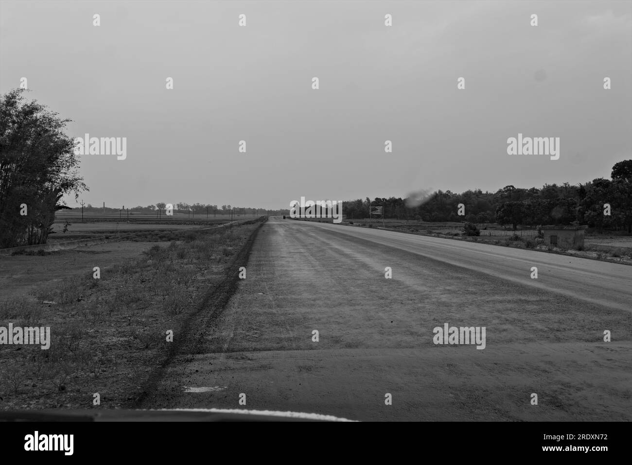 Vue de la route pluvieuse humide dans un village en Inde Banque D'Images