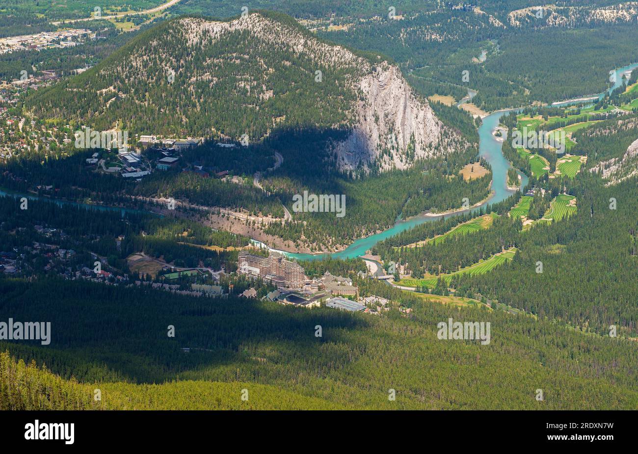Vue aérienne de la ville de Banff et de l'hôtel Banff Springs avec la rivière Bow, parc national de Banff, Alberta, Canada. Banque D'Images