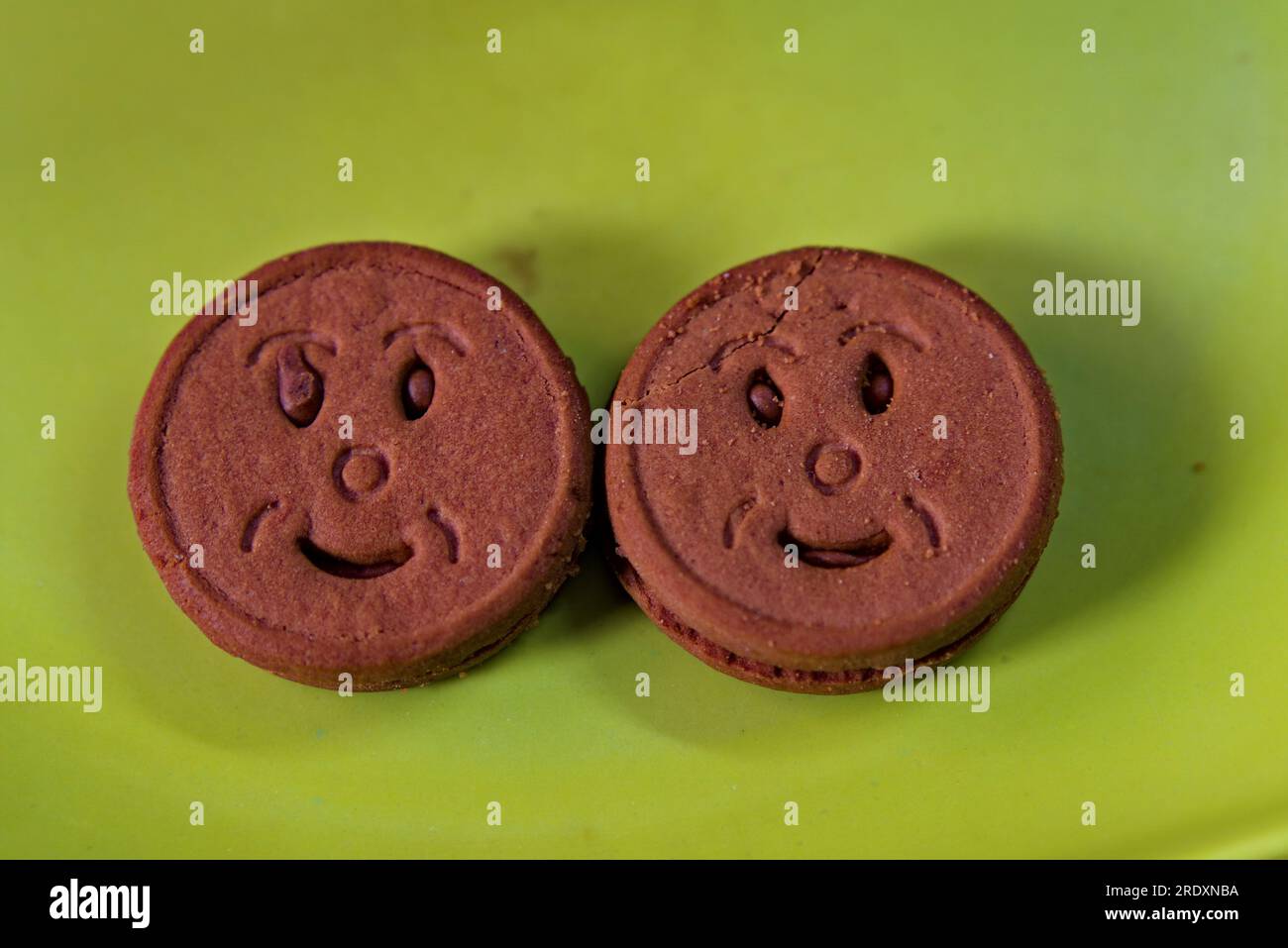 une paire de biscuits bruns en forme de smiley Banque D'Images