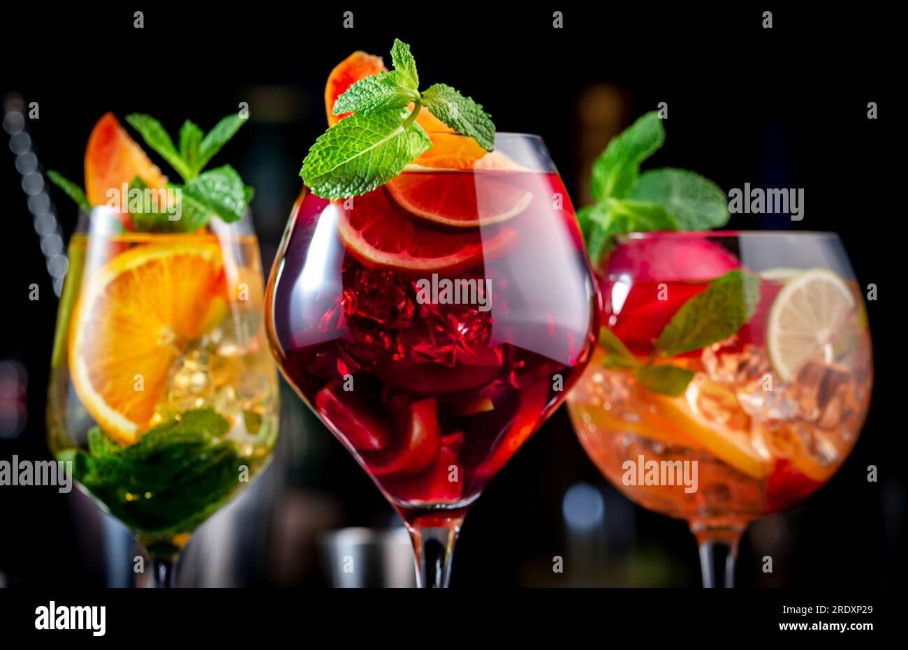 Rouge, blanc, rose sangria boissons alcoolisées d'été cocktail avec vin  espagnol, fruits, agrumes et glace. Fond de comptoir de bar noir, outils de  bar en acier et Photo Stock - Alamy