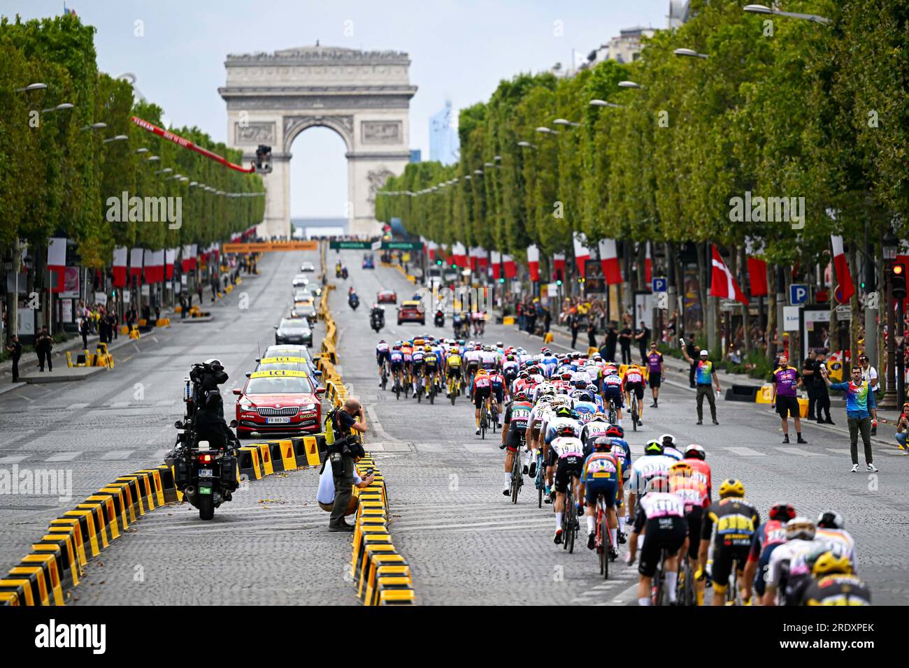 Paris, France. 23 juillet 2023. Illustration avec le peloton de cyclistes avec l