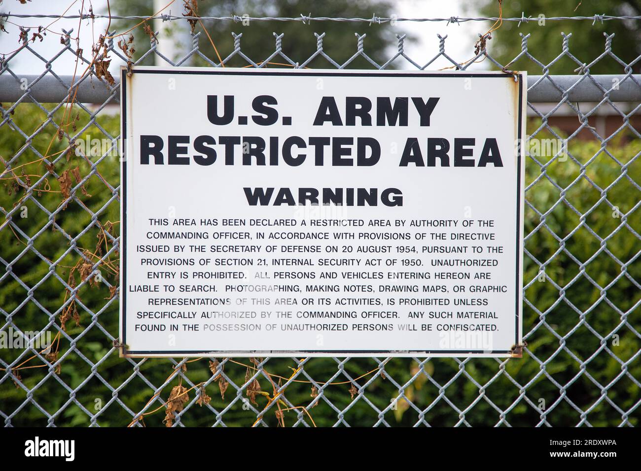 Un signe d'avertissement de l'Internal Security Act de 1950 à l'usine de munitions de l'armée de l'Iowa (IAAAP) à Middletown, Iowa. Des années 1940 jusqu'en 1975, le pl Banque D'Images