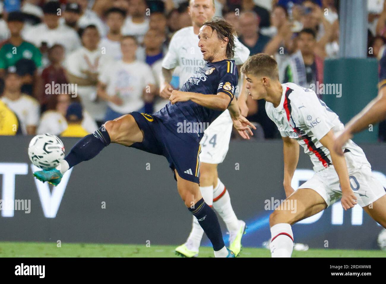 Los Angeles, Californie, États-Unis. 23 juillet 2023. Le milieu de terrain du Real Madrid Luka Modric (L) en action lors d'un match du Soccer Champions Tour entre l'AC Milan et le Real Madrid FC à Pasadena, Californie. 23 juillet 2023. (Image de crédit : © Ringo Chiu/ZUMA Press Wire) USAGE ÉDITORIAL SEULEMENT! Non destiné à UN USAGE commercial ! Banque D'Images