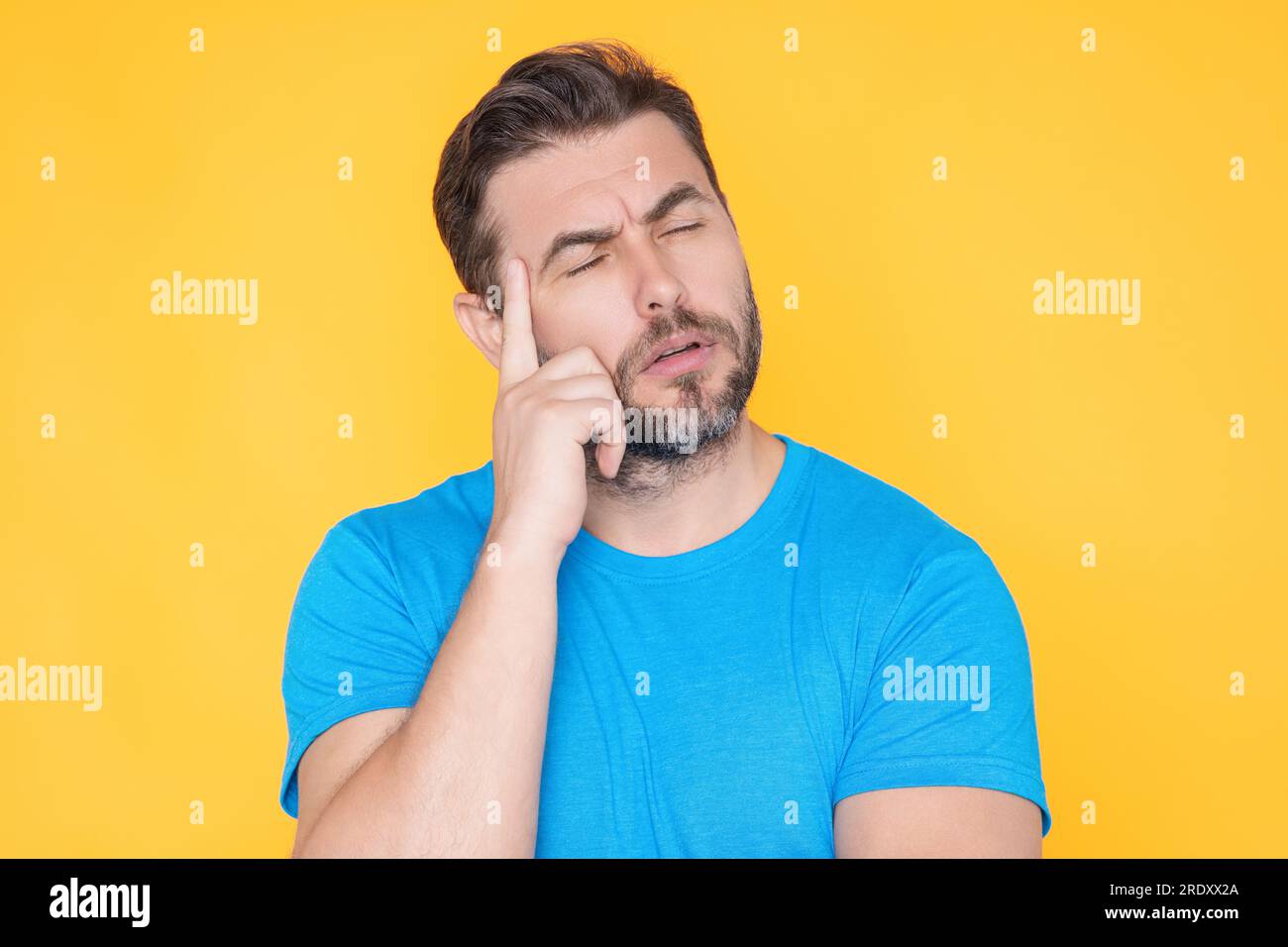 Concept de pensée. Portrait de l'homme intelligent et créatif ciblé, tenant les doigts joue, avec l'expression réfléchie, la pensée. Homme pensif pensant à Banque D'Images