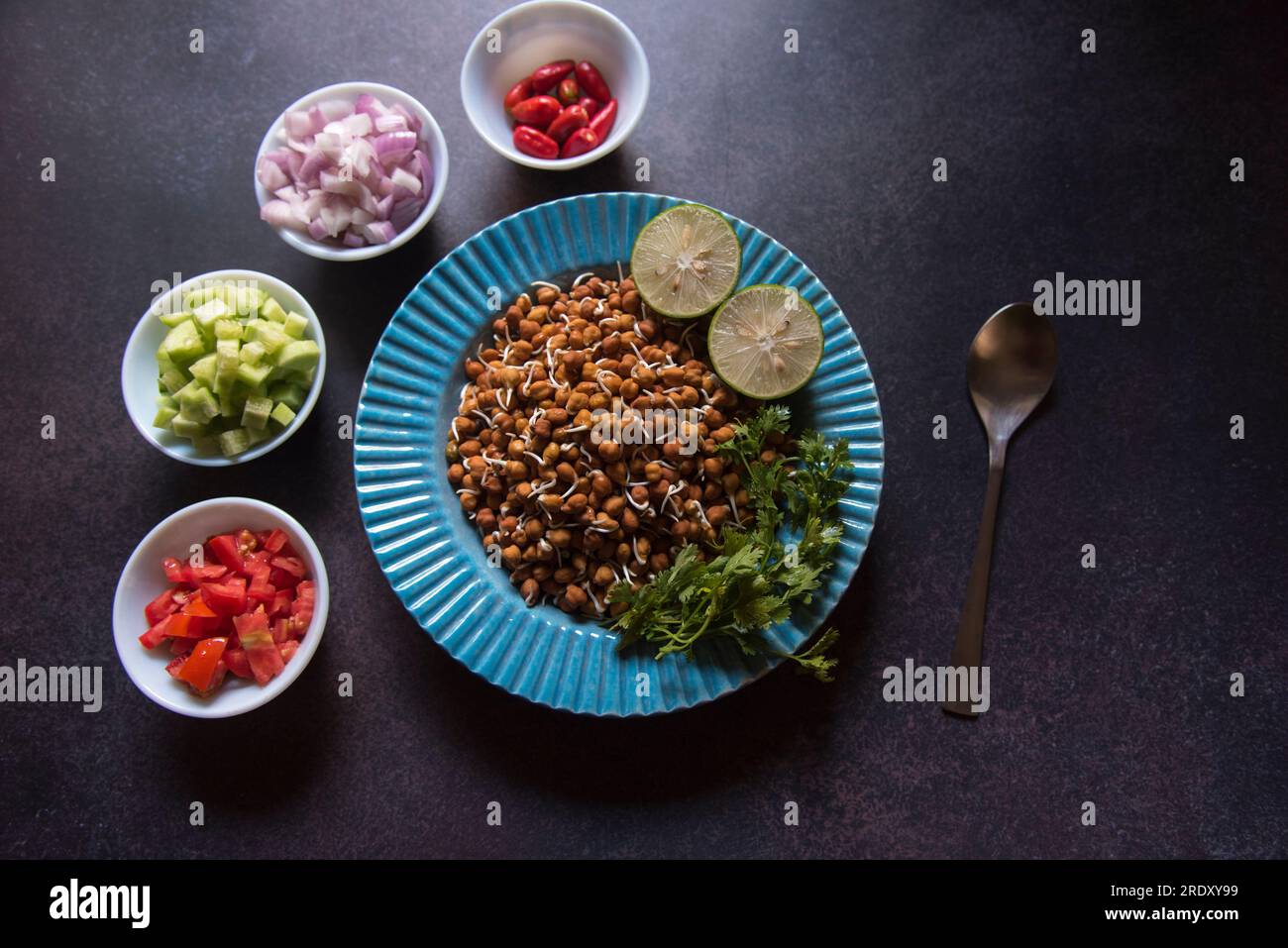 Vue du dessus de la salade germe de gram servie dans un bol. Banque D'Images