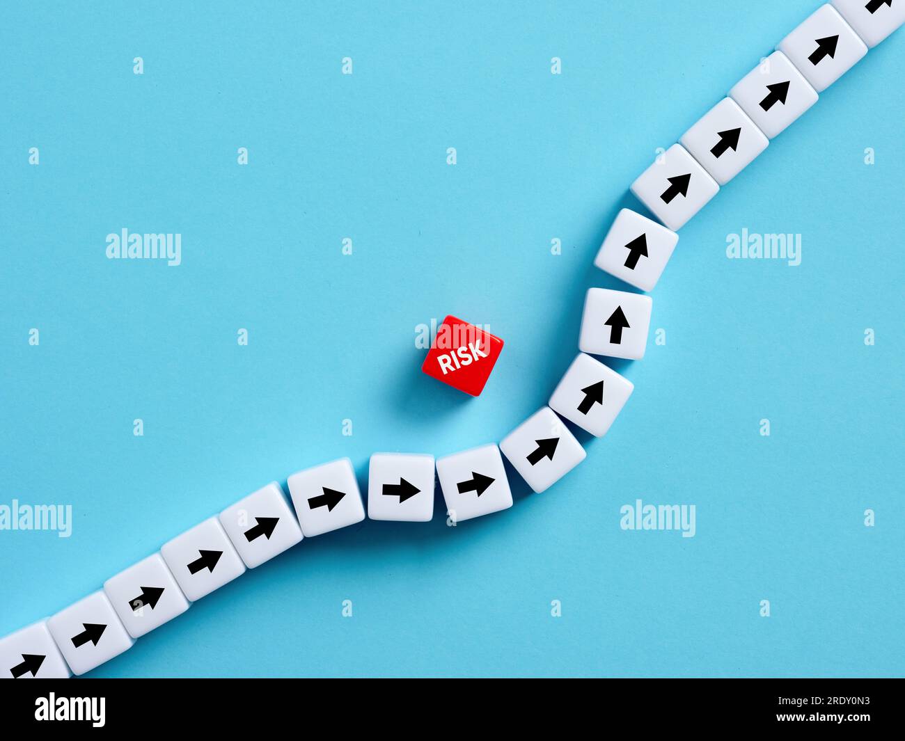 Prévention, réduction et gestion des risques. Faire face aux risques. Cubes avec des symboles de flèche et le mot risque. Banque D'Images