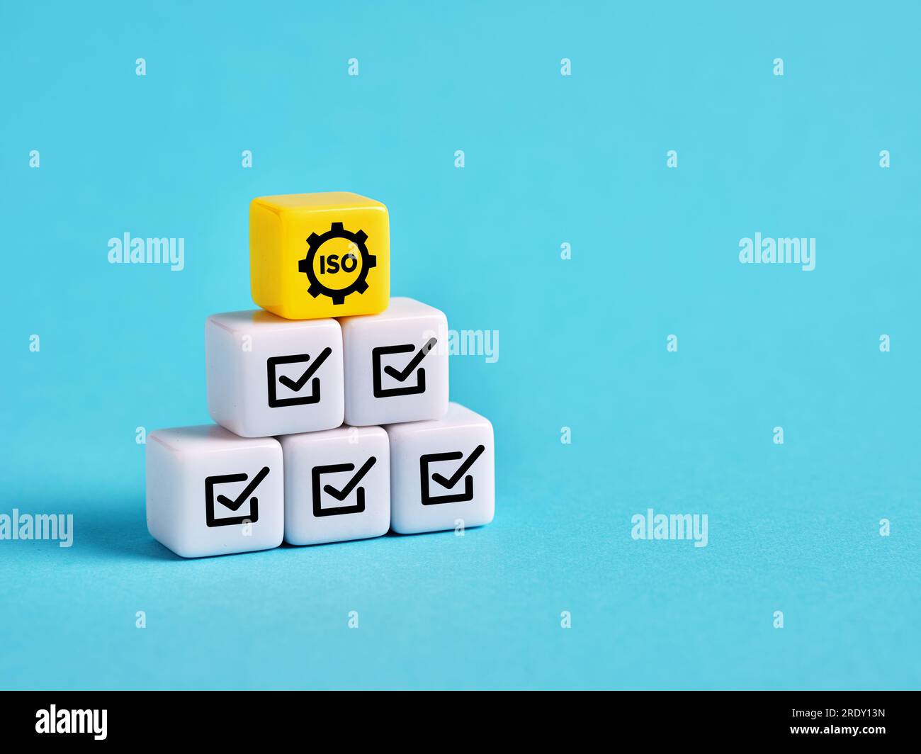 Obtention du certificat ISO. Respect des normes iso dans les entreprises. Achèvement de la tâche. Symboles ISO et case à cocher sur la pyramide de cubes. Banque D'Images