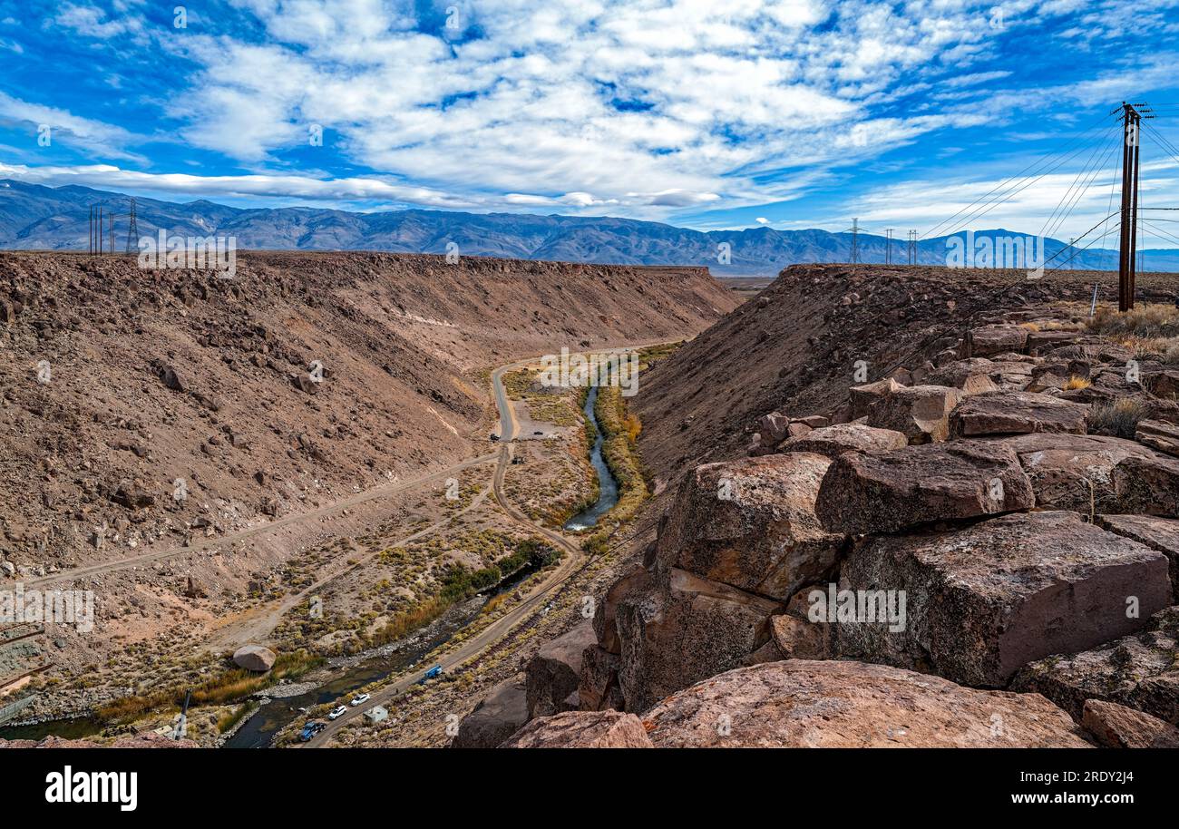 Une vue aérienne de la rivière Owens à l'approche du barrage de Pleasant Valley près de Bishop en Californie, aux États-Unis Banque D'Images