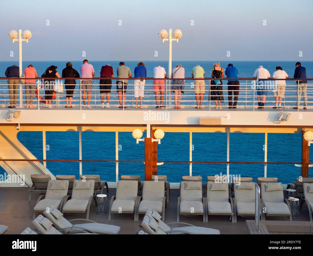 Il est facile de voir l'attrait de la croisière : de la nourriture fine cuisinée pour vous 24 heures sur 24, toutes les boissons que vous pouvez tenir, tout pris en charge, et exotique Banque D'Images