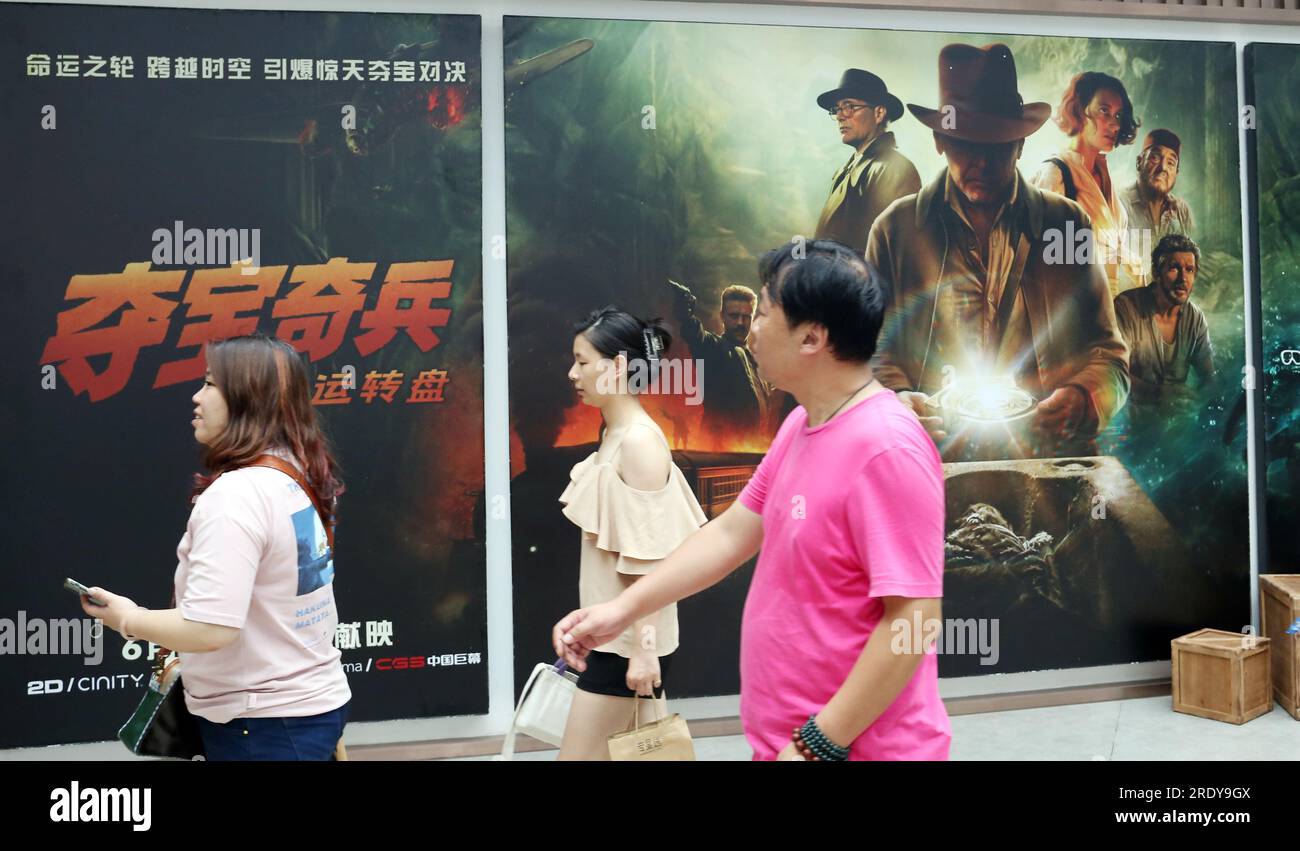 Shanghai, Chine. 24 juillet 2023. Les fans passent devant une affiche de ''Indiana Jones et le cadran du destin'' dans un cinéma à Shanghai, en Chine, le 2 juillet 2023. (Photo Costfoto/NurPhoto) crédit : NurPhoto SRL/Alamy Live News Banque D'Images