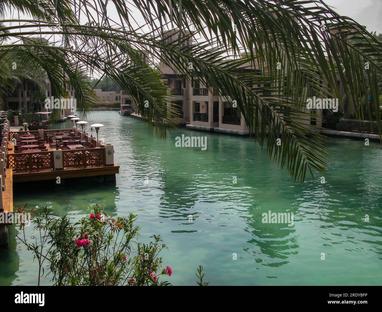 Vue sur les canaux du Souk Madinat Jumeirah à la journée ensoleillée, Dubaï, Émirats arabes Unis Banque D'Images