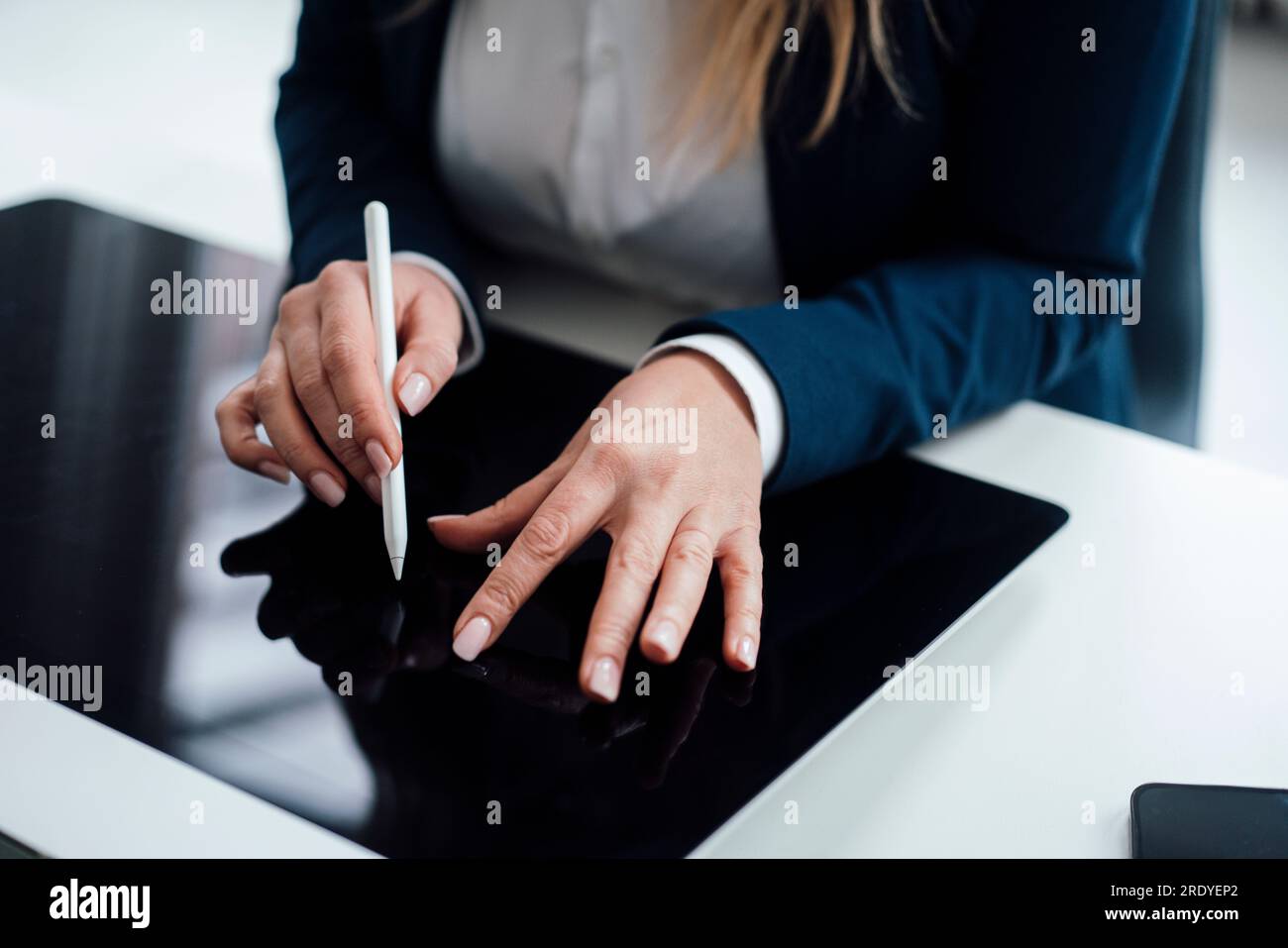 Femme d'affaires avec stylo numérisé à l'aide de la tablette graphique Banque D'Images