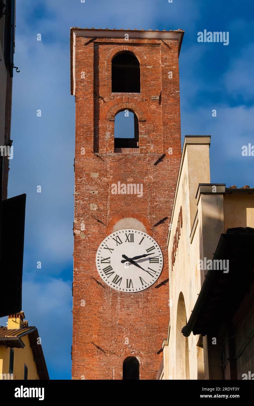 Carmine Eglise ancienne cloche et tour de l'horloge dans le centre historique de Lucca Banque D'Images