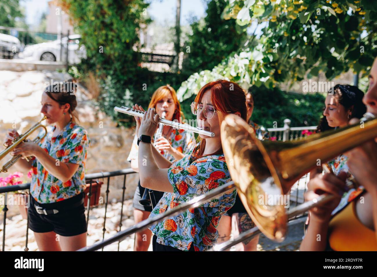 Des femmes faisant des répétitions avec des instruments à vent Banque D'Images