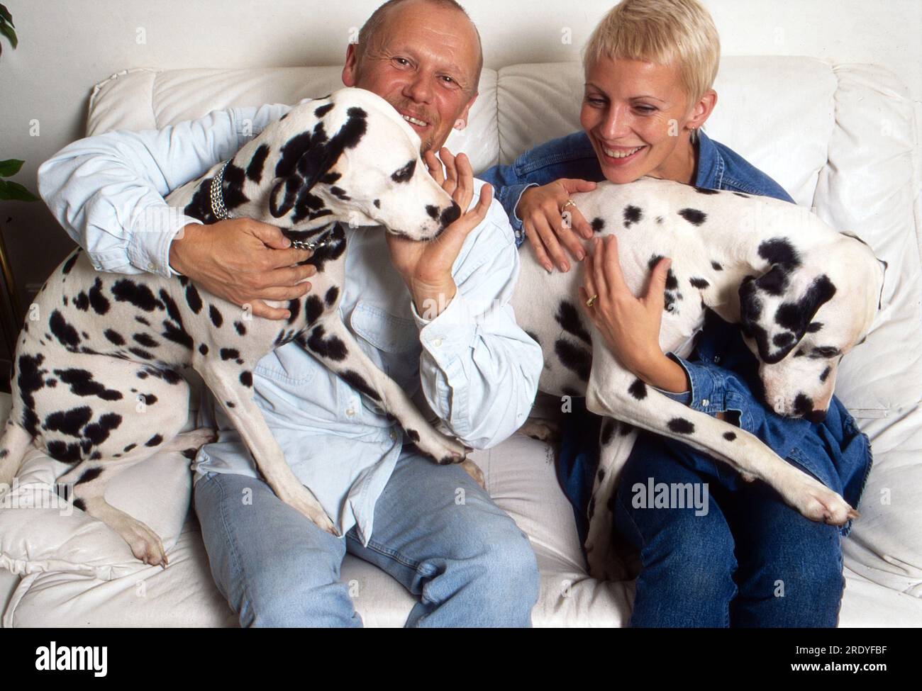 Jiri Korn, tschechischer Schauspieler, Stepptänzer und Sänger, mit seiner zweiten Ehefrau und zwei Dalmatinerhunden, Deutschland UM 2002. Banque D'Images