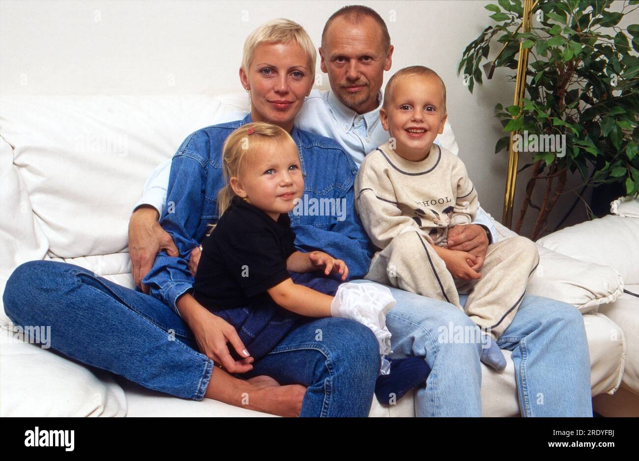 Jiri Korn, tschechischer Schauspieler, Stepptänzer und Sänger, mit seiner zweiten Ehefrau und den Kindern Filip und Kristina, Deutschland UM 2002. Banque D'Images