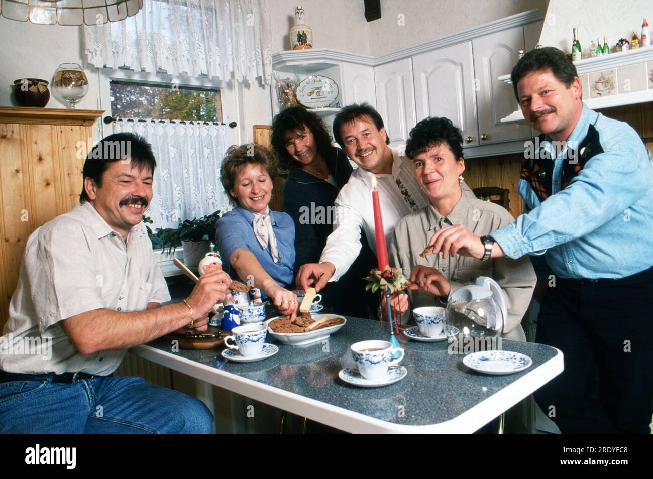 Ansbachthaler, volkstümliche Musikgruppe aus Schleusingen in Thüringen, BEI Kaffee und Kuchen mit ihren Ehefrauen, Deutschland UM 1997. Banque D'Images
