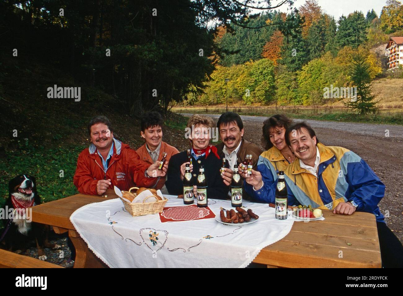 Ansbachthaler, volkstümliche Musikgruppe aus Schleusingen in Thüringen BEI einer Vesper et einem Wandertag mit Ehefrauen, Deutschland UM 1997. Banque D'Images