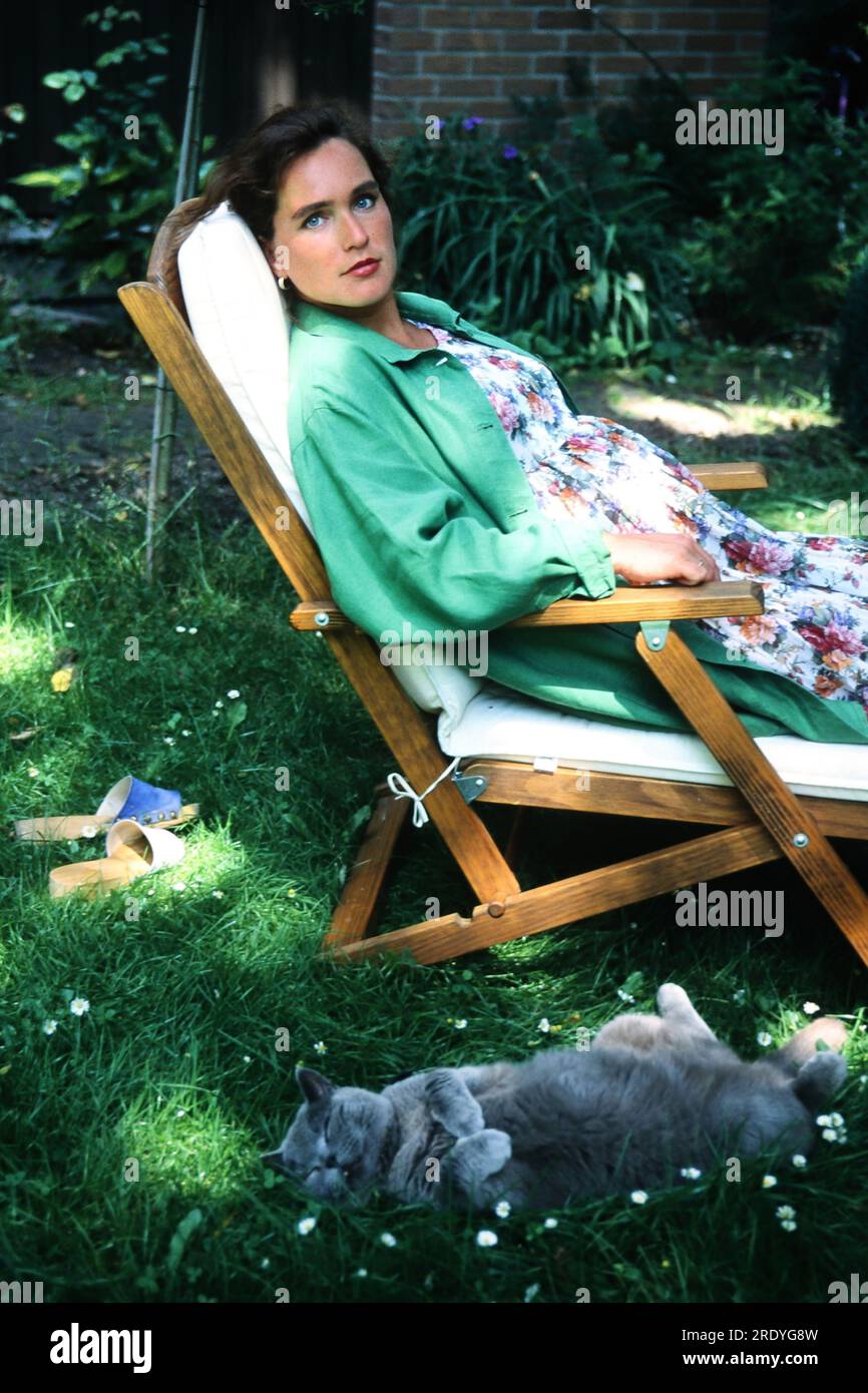 Angela Fritzsch, deutsche Fernsehmoderatorin, entspannt mit ihrer Britisch Kurzhaar Katze im Garten BEI einem Fotoshooting zu einer Homestory in Berlin, Deutschland 2003. Banque D'Images